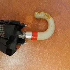 Ombrello pieghevole marron, come riportato da TCL utilizzando iLost