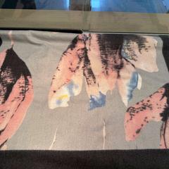 Sjaal Grijs met roze abstract motief, zoals gemeld door Regio Limburg - Leuven met iLost