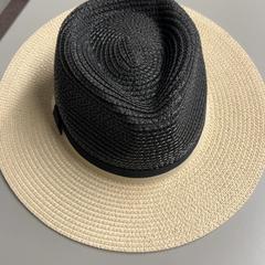 Hat, as reported by Burgers' Zoo using iLost