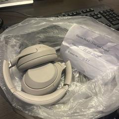 Sluchátka sony beige koptelefoon, jak nahlášeno Haven Hotel Rotterdam pomocí iLost