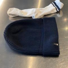 ビーニー帽子 & 靴下 Blue and white がiLostで MEININGER Hotel Leipzig Hauptbahnhof によって報告されました