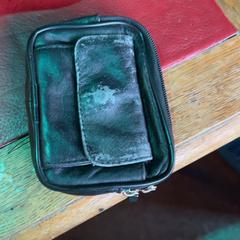 Small black leather wallet Black, leather, a été signalé par KABUL à GoGo / Teatro utilisant iLost