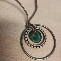 Colliers et pendentifs, a été signalé par The Dominican utilisant iLost