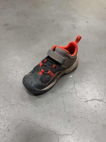 Shoe zwart met rood en grijs