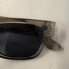 Gafas de sol, segundo informou GVB usando iLost