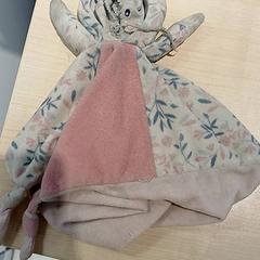 Xoguete de peluche Rose, segundo informou IKEA Toulouse usando iLost