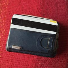 Donkerblauwe portemonnee mr Bayram, jak bylo nahlášeno na iLost