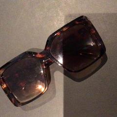 Sonnenbrille, gemeldet von Van der Valk Hotel Amsterdam Zuidas über iLost
