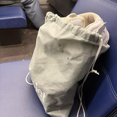 witte linnen tas met sneakers, as reported to iLost