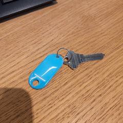 Clave met telefoonnummer op blauw label, segundo informou Gemeente Meierijstad usando iLost