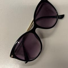 Occhiali da sole, come riportato da Pathé Schouwburgplein utilizzando iLost