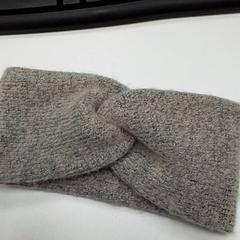 Fascia per capelli, come riportato da ilévia utilizzando iLost