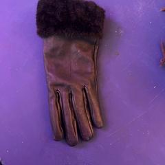 Handschoenen Zwart, zoals gemeld door Schaatsbaan Rotterdam met iLost