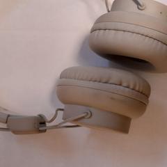 Earphones gris clair, as reported by TCL using iLost