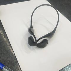 Auriculars, segons ha informat Rotterdam The Hague Airport mitjançant iLost