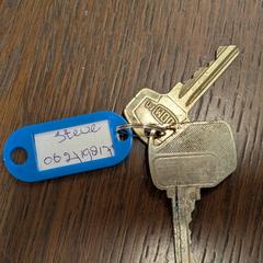 2 sleutels met blauw label, iLost에 보고됨