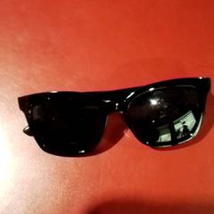 Des lunettes de soleil, a été signalé par Apenheul utilisant iLost