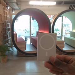 Powerbank White Apple Wireless charging, zoals gemeld door MEININGER Hotel Bordeaux Gare Saint-Jean met iLost