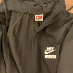 Vêtements Veste Nike air, ha sido reportado por MEININGER Hotel Marseille Centre la Joliette con iLost