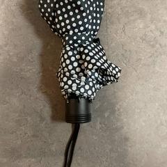 Ombrello zwart-wit, come riportato da Centraal magazijn utilizzando iLost