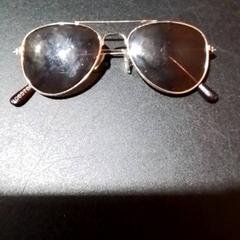 Des lunettes de soleil Kinder, a été signalé par Apenheul utilisant iLost