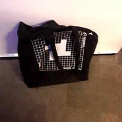 Saco Zwart, como reportado por EBS Tramplein utilizando o iLost