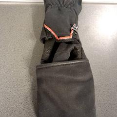 Guantes Zwart Forclaz, ha sido reportado por Breng Nijmegen con iLost