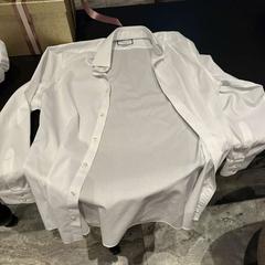 Halenka witte blouse, jak nahlášeno Van der Valk Hotel Amsterdam-Amstel pomocí iLost