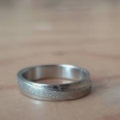 Zilverkleurige ring, iLost-i jakinarazi zaion moduan