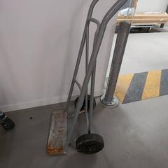 装置 Diable gris avec poignée rouge がiLostで IKEA Bayonne Ametzondo によって報告されました