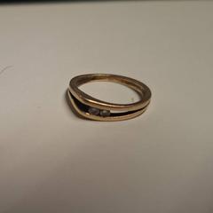 Eraztuna geel metaal, met twee steentjes, gisa salatu by TheaterHangaar iLost erabiliz