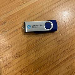 Usb klíčenka, jak nahlášeno Amsterdam ID Aparthotel pomocí iLost