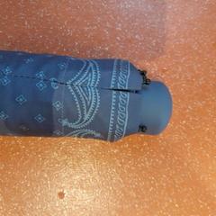 مظلة قابلة للطي bleu à motifs، كما تم الإبلاغ عنه بواسطة TCL عبر iLost