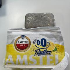 Koeltasje van Amstel en een zilver tasje, segundo informou Gemeente Ede usando iLost