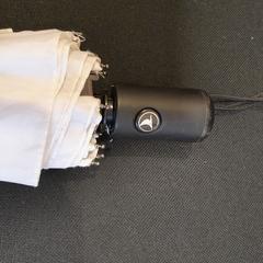 Sammenleggbar paraply blanc, som rapportert av TCL ved bruk av iLost