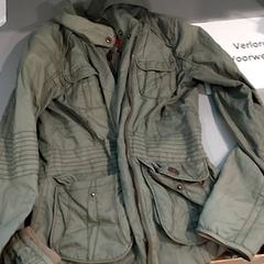 Kleding - Jas, a été signalé par Centraal magazijn utilisant iLost
