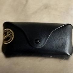 Brillenkoker met bril, jak nahlášeno Pathé Scheveningen pomocí iLost