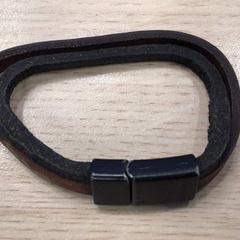 Pulsera Bruin zwart bandje, ha sido reportado por Gemeente Arnhem con iLost