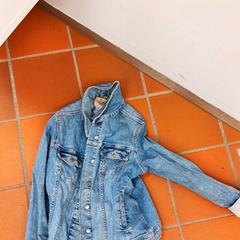 ジャケット blauwe jeans がiLostで Stad Peer によって報告されました