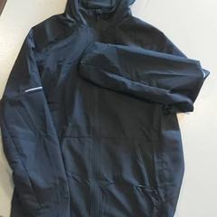 Kleding  - Jas zwart, a été signalé par Centraal magazijn utilisant iLost
