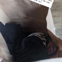 Lange mouwen shirt in bruine tas, som rapportert til iLost