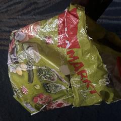 Gescheurde plastic dekamark tas met boeken, as reported to iLost