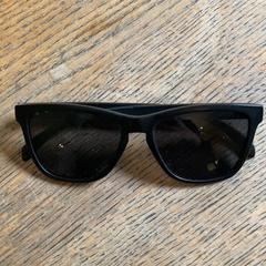 Gafas de sol, ha sido reportado por Van der Valk Hotel Kasteel TerWorm con iLost