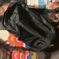 Motxilla Zwart met klein voorvak, segons ha informat Café Leentje mitjançant iLost