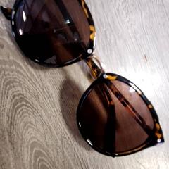 Gafas de sol, segundo informou Qbuzz DMG usando iLost