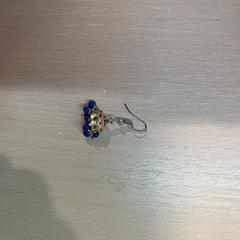 Gekleurde oorbel an iLost gemeldet