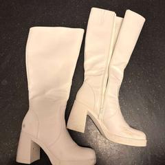Schuh, gemeldet von Ramada by Wyndham Amsterdam Airport Schiphol über iLost