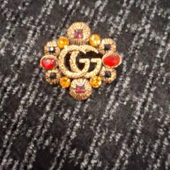 Broche GG couleur or, rouge,, segundo informou IKEA Hénin-Beaumont usando iLost