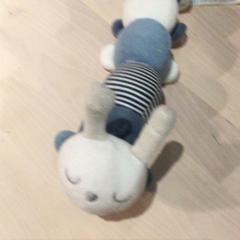 شخصيات الأكشن والدمى والحيوانات المحشوة والدمى Blauw wit، كما تم الإبلاغ عنه بواسطة IKEA Wilrijk عبر iLost