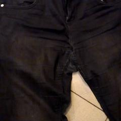 بنطلون جينز، كما تم الإبلاغ عنه بواسطة Leonardo Royal Hotel Amsterdam عبر iLost